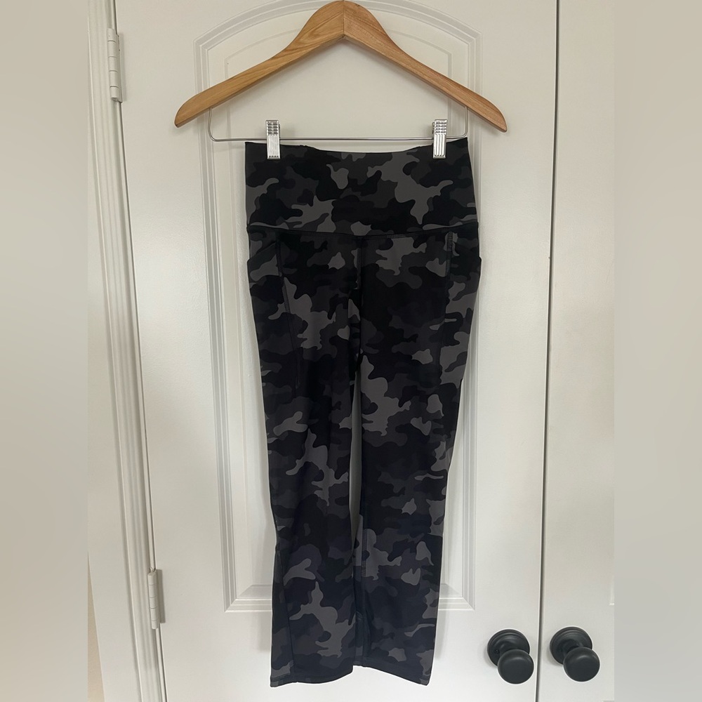 All in Motion - Women’s Camo Print Sculpted High-Rise Capri Leggings 21”